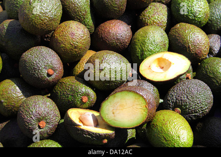 Avocado-Birnen in einem Marktstand gestapelt Stockfoto