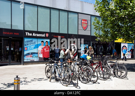 Fahrräder, Fahrradträger und Menschen vor der Asenal-Shop, London Borough of Islington und Finsbury Park, England UK Stockfoto