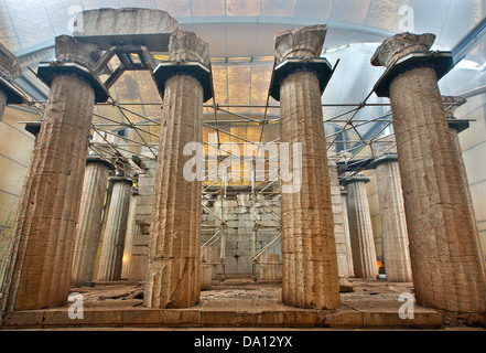 Der Tempel des Apollo Epikur bedeckt von einem schützenden Zelt (und Nebel) bei Vasses, Peloponnes, Griechenland Stockfoto