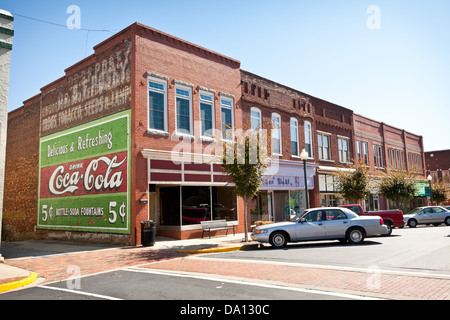 Historische Courthouse Square und Coca-Cola unterzeichnen in Laurens, South Carolina. Stockfoto