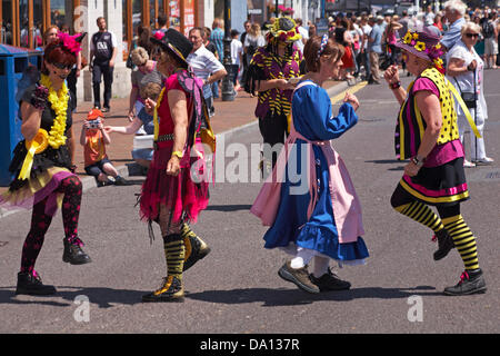 Poole, Dorset, UK 30. Juni 2013. Volksfest für Poole, ein spannendes neues Festival von Poole Tourismus und Folk Dorset mit achtzehn Morris Seiten tanzen traditionelle englische Tänze aus über den Süden und westlich von England über die zweitägige Veranstaltung, sowie musikalische Veranstaltungen organisiert. Holly Copse Molly durchführen sowie einen Kai Cloggie Kredit: Carolyn Jenkins/Alamy Live News Stockfoto