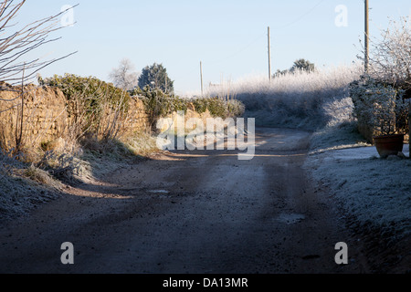 Feldweg an einem frostigen Wintertag Stockfoto