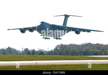 Eine C-5M Super Galaxy landet auf der Dover Air Force Base, Delaware. Die C-5M ist ein großes militärisches Transportflugzeug, das für seine strategischen Lufttransportkapazitäten bekannt ist und überdimensionale Fracht transportieren und weltweit Truppen einsetzen kann. Stockfoto