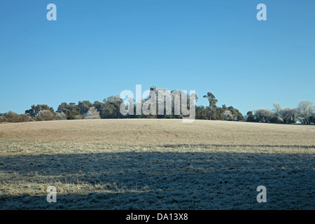 Faringdon Folly auf Torheit Hügel gesehen über die Felder an einem kalten Wintertag Stockfoto