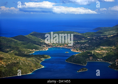 Panoramablick auf Vathy (oder "Vathi"), der "Hauptstadt" von Ithaka ("Ithaki") Insel, Ionisches Meer, Nordteil ("sieben Inseln"), Griechenland. Stockfoto