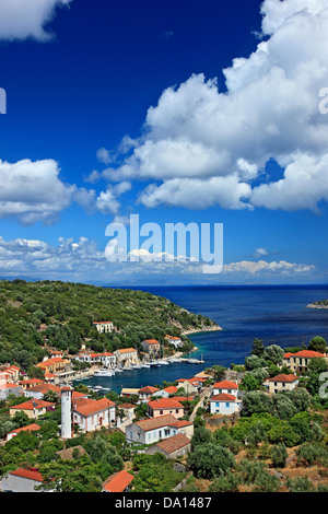 Kioni Dorf, die schönste Dorf von Ithaka (Ithaki) Insel, Griechenland, Ionisches Meer, Nordteil ("sieben Inseln"). Stockfoto