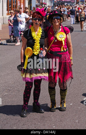 Poole, Dorset, UK 30. Juni 2013. Volksfest für Poole, ein spannendes neues Festival von Poole Tourismus und Folk Dorset mit achtzehn Morris Seiten tanzen traditionelle englische Tänze aus über den Süden und westlich von England über die zweitägige Veranstaltung, sowie musikalische Veranstaltungen organisiert. Holly Copse Molly Credit: Carolyn Jenkins/Alamy Live-Nachrichten Stockfoto