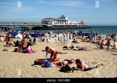 Bournemouth Strand sonnen Touristen auf Bournemouth Beach, Dorset, England, UK. Stockfoto
