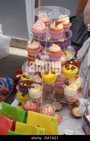 Hausgemachte Kuchen auf den Verkauf von Freiwilligen Müttern auf einen Stall in einer Grundschule Summer fair Stockfoto
