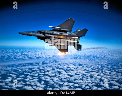Die 335th Fighter Squadron betreibt die F-15E Eagle, ein Multifunktionsflugzeug, das Luft-Luft-, Luft-Boden- und Präzisionsangriffsmissionen durchführen kann. Die F-15Es des Geschwaders bieten wichtige Unterstützung in verschiedenen Operationsräumen. Stockfoto