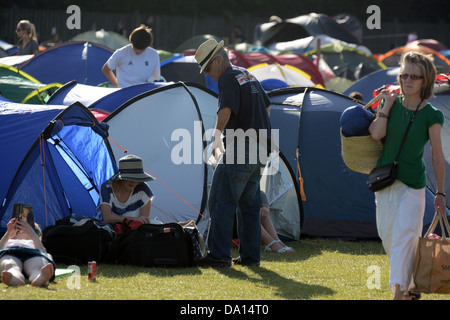 Menschen, die camping in Wimbledon Park Tickets für Wimbledon Tennis Championships in SW19 Stockfoto