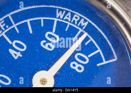 Vintage blau Kühlschrank Thermometer Makro warmen Zone Detail. Stockfoto