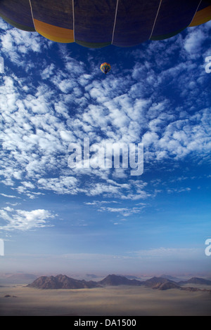 Heißluftballons über Namib-Wüste, in der Nähe von Sesriem, Namibia, Afrika - Antenne Stockfoto