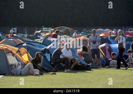 Menschen, die camping in Wimbledon Park Tickets für Wimbledon Tennis Championships in SW19 Stockfoto