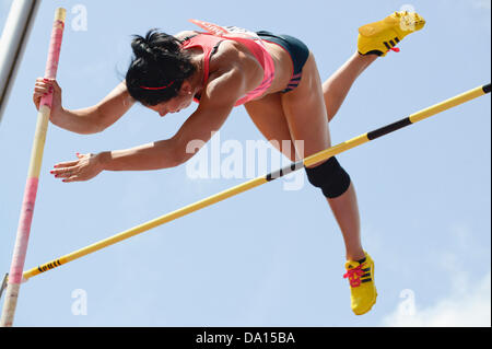 Birmingham, Vereinigtes Königreich. 30. Juni 2013. Jennifer Suhr der Vereinigten Staaten endet auf dem 3. Platz im Stabhochsprung der Frauen nach dem Löschen einer Höhe von 4,53 m bei der Sainsbury Birmingham Grand Prix IAAF Diamond League Meeting. Die aktuelle beendet Olympiasieger hinter Yarisley Silva aus Kuba und Fabiana Murer von Brasilien. Bildnachweis: Russell Hart/Alamy Live-Nachrichten. Stockfoto