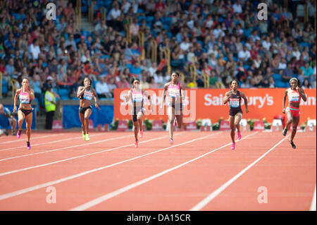 Birmingham, Vereinigtes Königreich. 30. Juni 2013. Segen Okagbare (Dritter von rechts) von Nigeria beendet 1. Platz in der Frauen 200m Sprint Event im 2013 Sainsbury Birmingham Grand Prix IAAF Diamond League Meeting. Ihre Zeit von 22,55 Sekunden reichte, Shelly-Ann Fraser-Pryce (zweiter von rechts) der USA und Ivet Lalova (j links) von Bulgarien zu schlagen. Bildnachweis: Russell Hart/Alamy Live-Nachrichten. Stockfoto