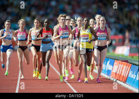 Birmingham, Vereinigtes Königreich. 30. Juni 2013. Abeba Aregawi Schweden beendet 1. bei der 2013 Sainsbury Birmingham Grand Prix IAAF Diamond League Meeting in der Frauen 1500m. Ihre Zeit der 4:03:70 war genug, um Nancy Jebet Langat von Kenia und Yekaterina Sharmina Russlands zu schlagen. Bildnachweis: Russell Hart/Alamy Live-Nachrichten. Stockfoto
