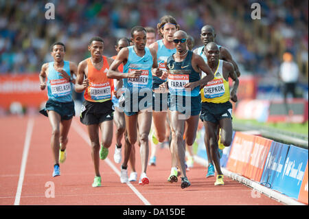 Birmingham, Vereinigtes Königreich. 30. Juni 2013. Mo Farah of Great Britain beendet 1. bei der 2013 Sainsbury Birmingham Grand Prix IAAF Diamond League Meeting in der Männer 5000m. Der Olympiasieger Zeit des 13:14.24 war genug, um Yenew Alamirew und Hagos Gebrhiwet, beide von Äthiopien zu schlagen. Bildnachweis: Russell Hart/Alamy Live-Nachrichten. Stockfoto