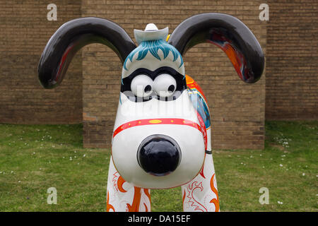 Bristol, UK. 30. Juni 2013. Lodernden Sättel Gromit. Gromit Unleashed ist eine Ausstellung von Kunst im öffentlichen Raum in der Stadt Bristol. Am Ende der Ausstellung Kunst im öffentlichen Raum werden die Skulpturen versteigert werden, um Mittel für Wallace & Gromit Grand Appell, das Bristol Krankenhaus Kinderhilfswerk erhöhen. Bildnachweis: Lynchpics/Alamy Live-Nachrichten Stockfoto