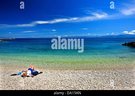 Einsamer Mann Entspannung am Levrechio Strand in der Nähe von Loggos Dorf Paxos ("Paxi") Insel, Ionisches Meer, Argostoli, Griechenland. Stockfoto