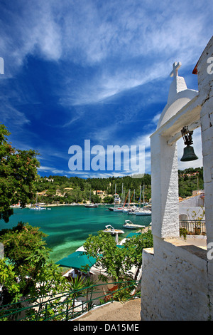 Lakka Bay und Dorf, Insel Paxos, Ionisches Meer, Nordteil ("sieben Inseln"), Griechenland. Stockfoto