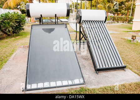 solare Wasser-Heizungen, Solarenergie zu nutzen. Green Energy-symbol Stockfoto