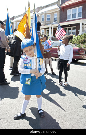 Daisy Pfadfinderin bereitet, in The Kings County Memorial Day Parade in Bay Ridge, Brooklyn, NY, 27. Mai 2013 zu marschieren. Stockfoto