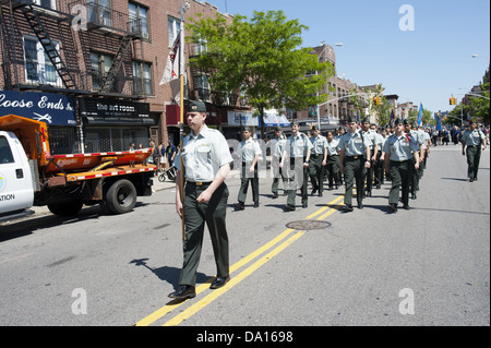 Die Kings County Memorial Day Parade im Bay Ridge Abschnitt von Brooklyn, New York, 27. Mai 2013. Mitglieder der High School ROTC. Stockfoto