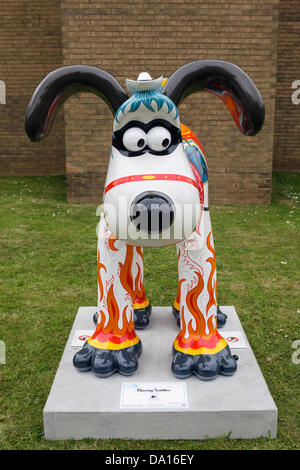 Bristol, UK. 30. Juni 2013. Lodernden Sättel Gromit. Gromit Unleashed ist eine Ausstellung von Kunst im öffentlichen Raum in der Stadt Bristol. Riesige Fiberglas Skulpturen von Gromit, stehen 5ft hoch, werden "unleashed" auf die Straßen von Bristol und der näheren Umgebung. Jede Skulptur wird individuell gestaltet und erstellt von eingeladenen KünstlerInnen und Künstler, eine Spur von achtzig einzigartige Kunstwerke zu schaffen und bilden eine Kunstausstellung für zehn Wochen im Sommer 2013. Bildnachweis: Lynchpics/Alamy Live-Nachrichten Stockfoto