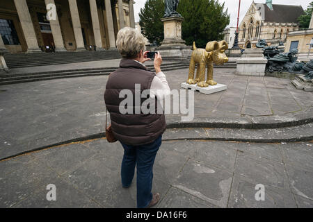 Bristol, UK. 30. Juni 2013. Eine Frau nimmt ein Foto von der goldenen Gromit außerhalb der Victoria-Zimmer. Gromit Unleashed ist eine Ausstellung von Kunst im öffentlichen Raum in der Stadt Bristol. Bildnachweis: Lynchpics/Alamy Live-Nachrichten Stockfoto