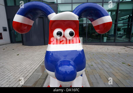 Bristol, UK. 30. Juni 2013. Jack Gromit. Gromit Unleashed ist eine Ausstellung von Kunst im öffentlichen Raum in der Stadt Bristol. Riesige Fiberglas Skulpturen von Gromit, stehen 5ft hoch, werden "unleashed" auf die Straßen von Bristol und der näheren Umgebung. Jede Skulptur wird individuell gestaltet und erstellt von eingeladenen KünstlerInnen und Künstler, eine Spur von achtzig einzigartige Kunstwerke zu schaffen und bilden eine Kunstausstellung für zehn Wochen im Sommer 2013. Bildnachweis: Lynchpics/Alamy Live-Nachrichten Stockfoto