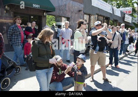 Patriotische Bewohner beobachten The Kings County Memorial Day Parade in der Bay Ridge Abschnitt von Brooklyn, NY, 27. Mai 2013. Stockfoto