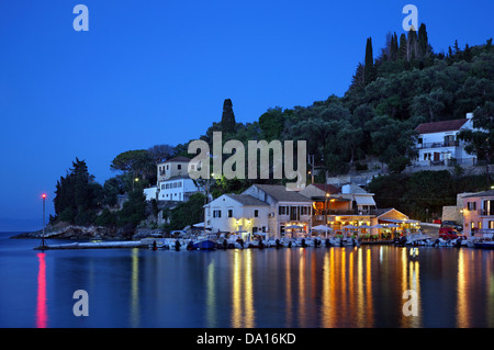 Nachtansicht von Loggos (oder 'Longos') Dorf, Paxos ("Paxi") Insel Kerkyra (Korfu)-Präfektur, Ionisches Meer, Argostoli, Griechenland. Stockfoto