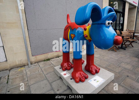 Bristol, UK. 30. Juni 2013. Held Gromit. Gromit Unleashed ist eine Ausstellung von Kunst im öffentlichen Raum in der Stadt Bristol. Riesige Fiberglas Skulpturen von Gromit, stehen 5ft hoch, werden "unleashed" auf die Straßen von Bristol und der näheren Umgebung. Jede Skulptur wird individuell gestaltet und erstellt von eingeladenen KünstlerInnen und Künstler, eine Spur von achtzig einzigartige Kunstwerke zu schaffen und bilden eine Kunstausstellung für zehn Wochen im Sommer 2013. Bildnachweis: Lynchpics/Alamy Live-Nachrichten Stockfoto