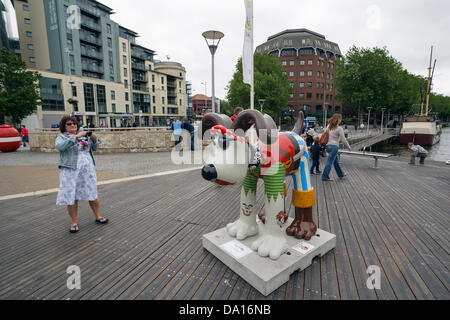 Bristol, UK. 30. Juni 2013. Eine Frau nimmt ein Foto von der salzigen Seebär Gromit vor den Cascade-Stufen. Gromit Unleashed ist eine Ausstellung von Kunst im öffentlichen Raum in der Stadt Bristol. Bildnachweis: Lynchpics/Alamy Live-Nachrichten Stockfoto