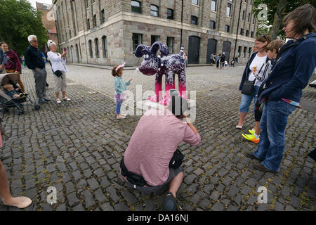 Bristol, UK. 30. Juni 2013. Ein Pressefotograf fotografiert eines jungen Mädchens neben der Zodiac Gromit außerhalb der Arnolfini. Gromit Unleashed ist eine Ausstellung von Kunst im öffentlichen Raum in der Stadt Bristol. Bildnachweis: Lynchpics/Alamy Live-Nachrichten Stockfoto