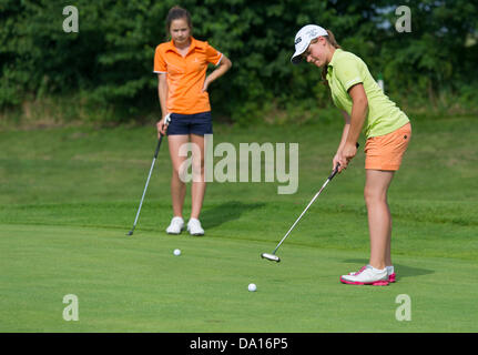 Junge Frauen üben Golf auf dem Golfplatz St. Leon-Rot, Deutschland, 19. Juni 2013. Die Badische Stadt St. Leon-Rot ist ein Zentrum für die Förderung junger Talente im Bereich der Golf. Foto: Uwe Anspach Stockfoto