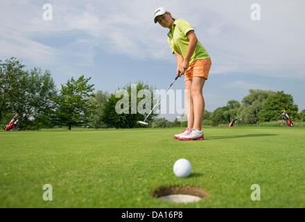 Eine junge Frau spielt Golf auf dem Golfplatz St. Leon-Rot, Deutschland, 19. Juni 2013. Die Badische Stadt St. Leon-Rot ist ein Zentrum für die Förderung junger Talente im Bereich der Golf. Foto: Uwe Anspach Stockfoto