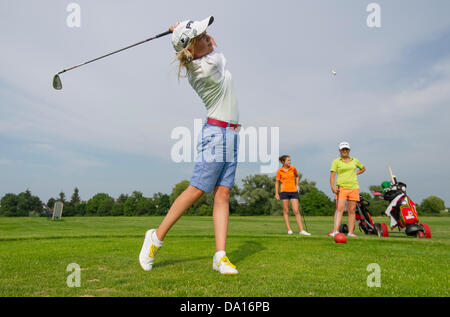 Junge Frauen üben Golf auf dem Golfplatz St. Leon-Rot, Deutschland, 19. Juni 2013. Die Badische Stadt St. Leon-Rot ist ein Zentrum für die Förderung junger Talente im Bereich der Golf. Foto: Uwe Anspach Stockfoto