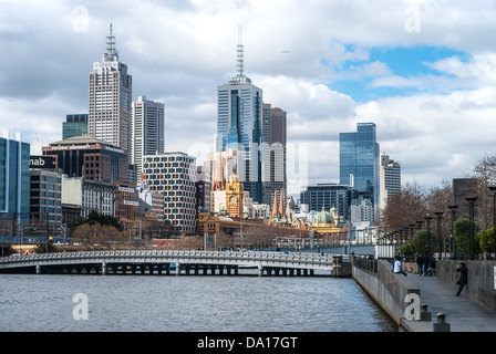 Blick entlang des Yarra River, dem central Business District of Melbourne, Australien. Stockfoto