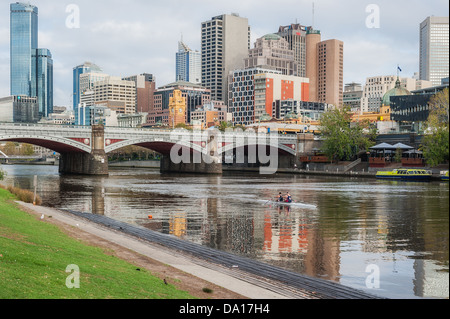 Blick entlang des Yarra River, Southbank, Teil der central Business District of Melbourne, Australien. Stockfoto