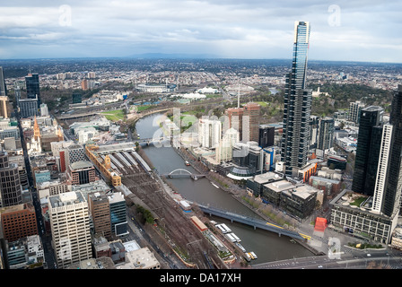 Blick entlang des Yarra River, Southbank, Teil der central Business District of Melbourne, Australien. Stockfoto