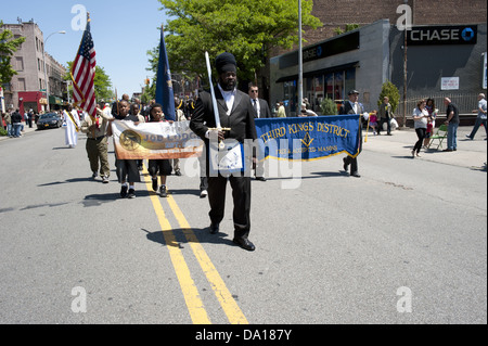 Freimaurer März in The Kings County Memorial Day Parade in der Bay Ridge Abschnitt von Brooklyn, NY, 27. Mai 2013. Stockfoto
