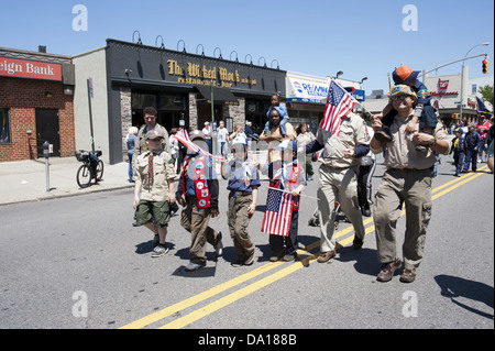 Cub Scout Truppe marschiert in The Kings County Memorial Day Parade in der Bay Ridge Abschnitt von Brooklyn, NY, 27. Mai 2013. Stockfoto