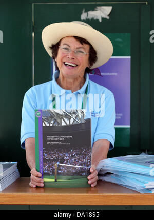 29.06.2013. Wimbledon, London, England.  Tag sechs der Wimbledon Tennis Championships 2013 statt in The All England Lawn Tennis and Croquet Club, London, England, UK. Programm-Lady in Wimbledon Stockfoto