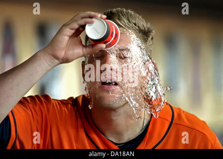 1. Juli 2013 - Houston, Texas, Vereinigte Staaten von Amerika - 28. Juni 2013: Houston Astros Krug Bud Norris #20 schüttet sich mit kaltem Wasser während auf der Trainerbank während der MLB Baseball-Spiel zwischen den Houston Astros und die Los Angeles Angels von Minute Maid Park in Houston, TX Stockfoto