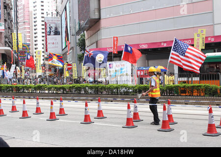 Hong Kong. 1. Juli 2013. Die Flaggen der Nationalist China/Taiwan, Tibet, kolonialen Hong Kong und den USA säumen die Strecke des 1. Juli 2013 prodemokratischen Marsches Credit: Robert SC Kemp/Alamy Live News Stockfoto