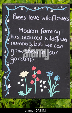 Bienen lieben Wildblumen, Information der Öffentlichkeit Schild am Ryton Bio-Garten, Warwickshire, England Stockfoto