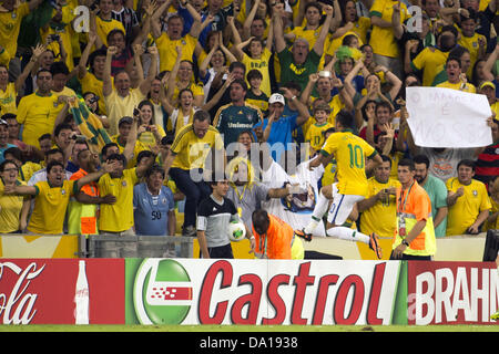 Rio De Janeiro, Brasilien. 30. Juni 2013. Neymar (BRA), 30. Juni 2013 - Fußball / Fußball: Neymar von Brasilien feiert nach ihrer 2. Tor erzielt mit Fans während des FIFA Confederations Cup Brasilien 2013 letzten Spiels zwischen Brasilien 3: 0 Spanien im Estadio Maracana in Rio De Janeiro, Brasilien zu tun. (Foto: Maurizio Borsari/AFLO/Alamy Live-Nachrichten) Stockfoto