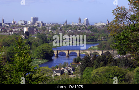 Ansicht von Aberdeen entfernt Schottland, UK, zeigt den Fluss Dee, Brücke von Dee und die Stadt darüber hinaus Stockfoto